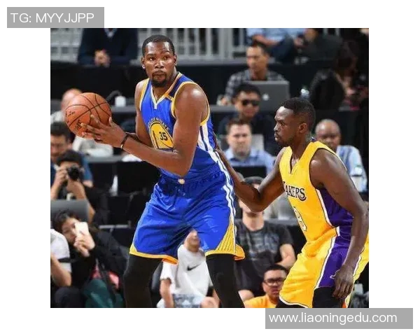 湖人新援拉拉维亚投篮能力解析，防守稳定性成关键突破点